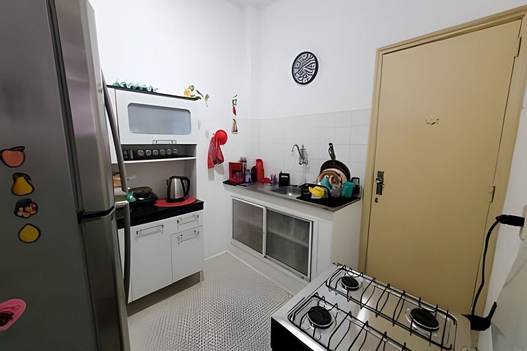 Apt 2 qts, 100m do metro, 300m da praia