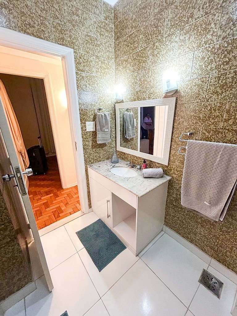 Apartamento espaçoso com 2 quartos e localização privilegiad